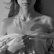 Cargar imagen en el visor de la galería, Dije Letra , Inicial Nombre Brush Script Mt Oro 18K