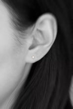 Cargar imagen en el visor de la galería, Aretes Topos Oro Amarillo 18k 3mm Circones Clásicos Bebe