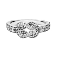 Cargar imagen en el visor de la galería, Anillo nudo en Oro Blanco 18k con Diamantes