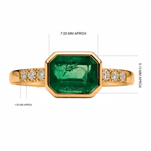 Cargar imagen en el visor de la galería, Anillo de Compromiso en Oro Amarillo 18k con Diamantes y Esmeralda al Bisel