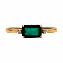 Cargar imagen en el visor de la galería, Anillo Solitario con Esmeralda y Diamantes en Oro Amarillo 18k