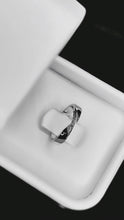 Cargar y reproducir el video en el visor de la galería, Anillo Nudo En Oro Blanco Con Circones C/u