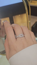 Cargar y reproducir el video en el visor de la galería, Anillo nudo en Oro Blanco 18k con Diamantes