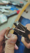 Cargar y reproducir el video en el visor de la galería, anillo de  Compromiso, Efecto Oro Blanco 950 Plata