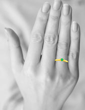 Cargar imagen en el visor de la galería, Anillo De Compromiso En Oro Con Esmeralda De 2.5mm