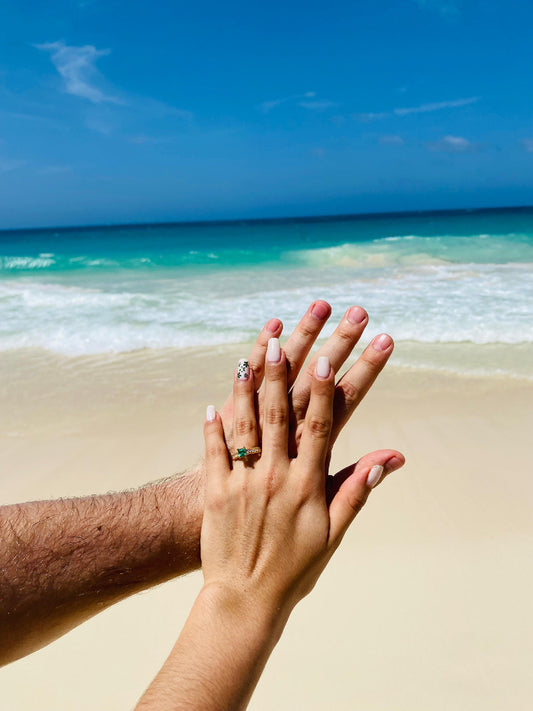 La Elegancia de la Esmeralda en los Anillos de Compromiso: Historia, Significado y Belleza AtemporalLa Elegancia de la Esmeralda en los Anillos de Compromiso: Historia, Significado y Belleza Atemporal