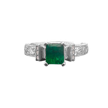 Cargar imagen en el visor de la galería, Anillo Labrado y Adorno con Uñas en Esmeralda y Diamante en Oro Blanco 18 k
