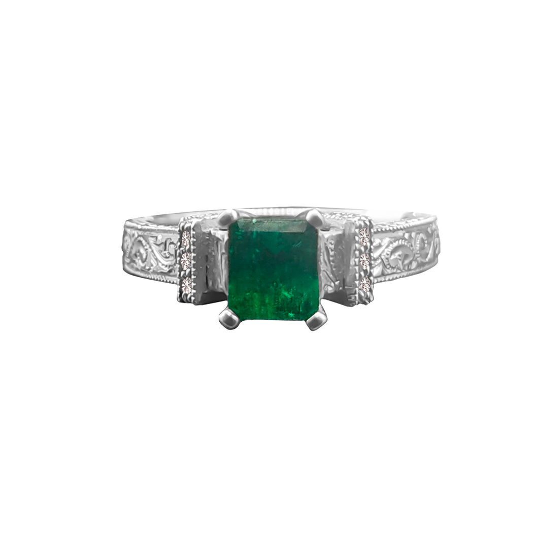 Anillo Labrado y Adorno con Uñas en Esmeralda y Diamante en Oro Blanco 18 k