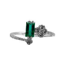 Cargar imagen en el visor de la galería, Anillo  en Oro Blanco con Esmeralda y Diamantes en Flores
