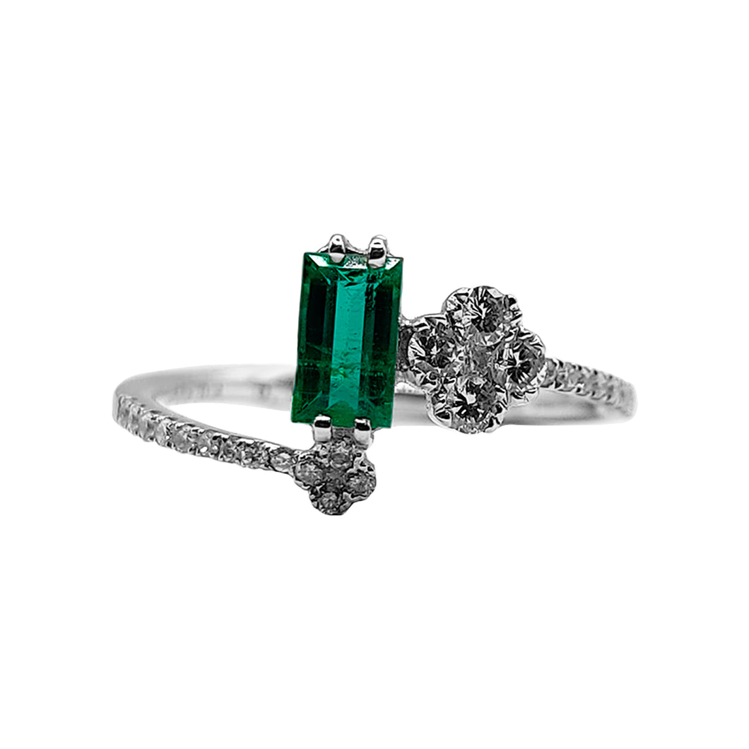 Anillo  en Oro Blanco con Esmeralda y Diamantes en Flores