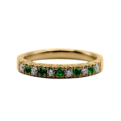 Anillo Cintillo en v con Oro Amarillo 18K con Diamante y  Esmeralda