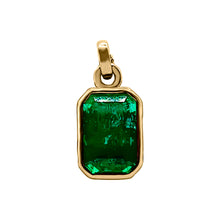Cargar imagen en el visor de la galería, Dije Oro Amarillo Bisel 18k Esmeralda
