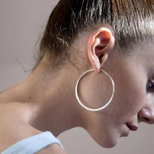 Cargar imagen en el visor de la galería, Candonas, Aretes Clásicos En Plata Para Mujer
