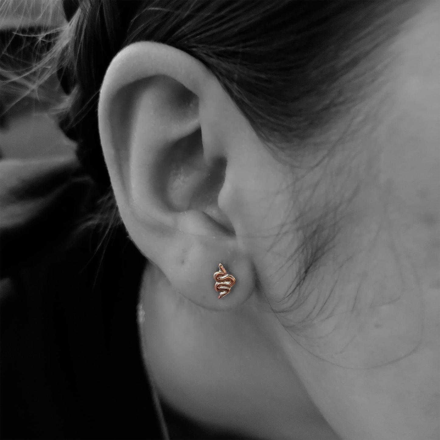 Aretes  estilo serpientes en oro  18k