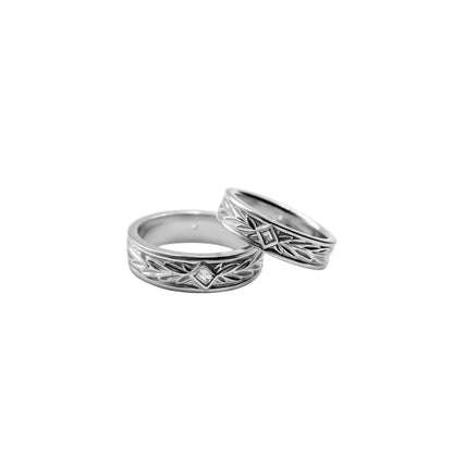 Alianza matrimonial con laurel en oro blanco 18k y diamante – Renue Joyería Bogotá