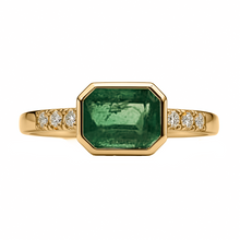Cargar imagen en el visor de la galería, Anillo de Compromiso en Oro Amarillo 18k con Diamantes y Esmeralda al Bisel
