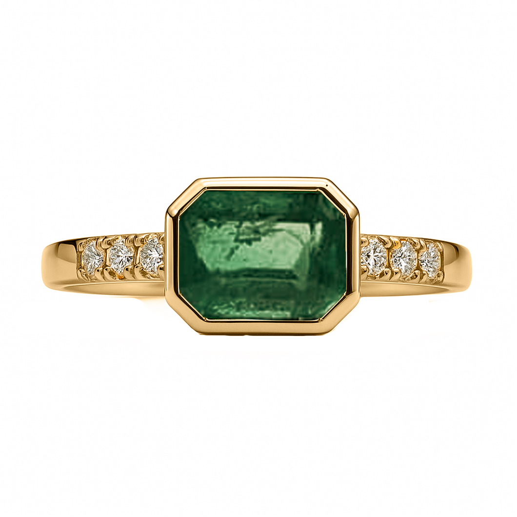 Anillo de Compromiso en Oro Amarillo 18k con Diamantes y Esmeralda al Bisel