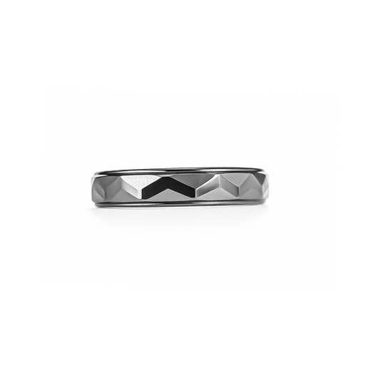 Anillo en Plata con Diseño Geométrico Facetado – Estilo Moderno y Elegante