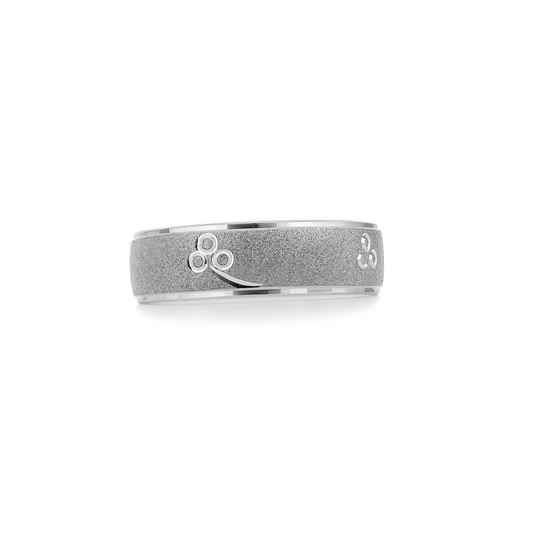 Anillo en Plata con Diseño Flor Estilizada y Fondo Texturizado