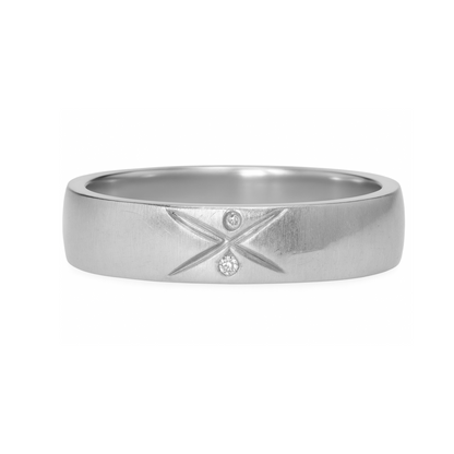Anillo en Plata 950 con Grabado en “X” y Dos Circones Incrustados