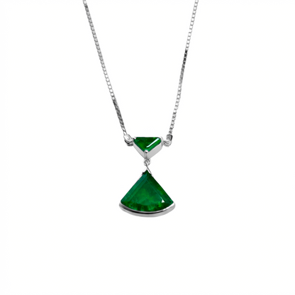 Dije con Cadena  Esmeralda Triangulo en Oro Blanco 18k