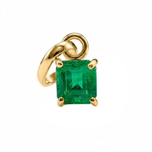 Dije en Oro Amarillo 18k con Esmeraldas en 4 uñas