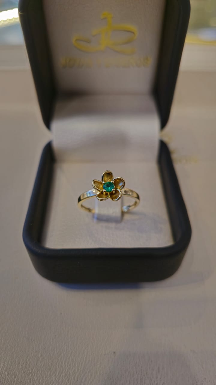 Anillo Solitario con Esmeralda diseño flor en Oro 18k