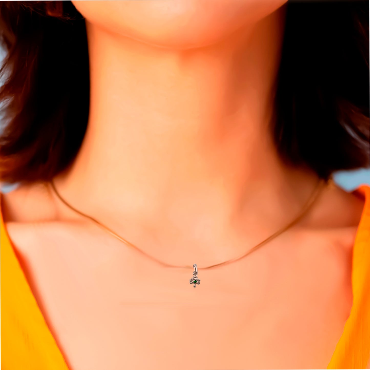 Dije trébol Oro blanco 18 k con gema