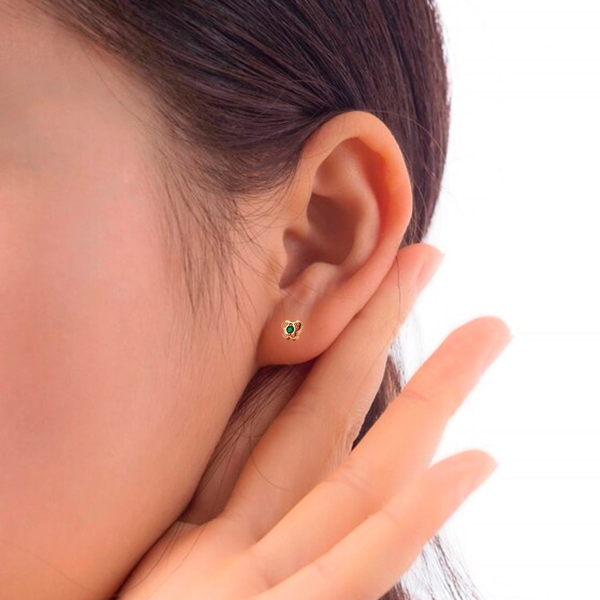 Topos de mariposa en oro amarillo 18k, en modelo – Renue Joyería Bogotá
