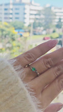 Cargar y reproducir el video en el visor de la galería, Anillo De Compromiso Cruzado En Oro Con Esmeralda De 3.5 mm
