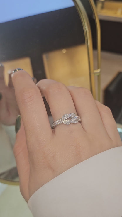 Anillo nudo en Oro Blanco 18k con Diamantes