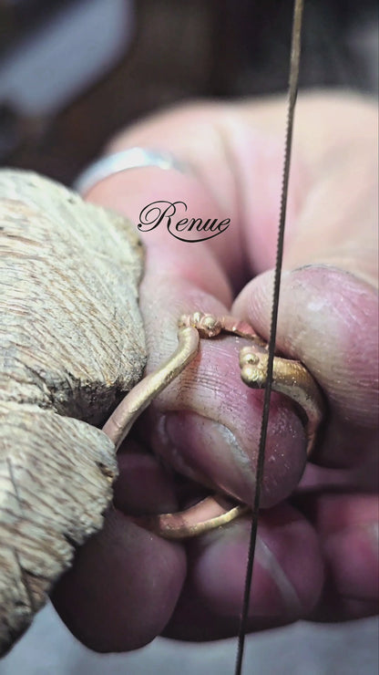 Anillo Estilo Gato en  Oro 18k blanco con gemas