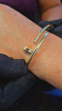 Cargar y reproducir el video en el visor de la galería, pulsera clavo oro amarillo
