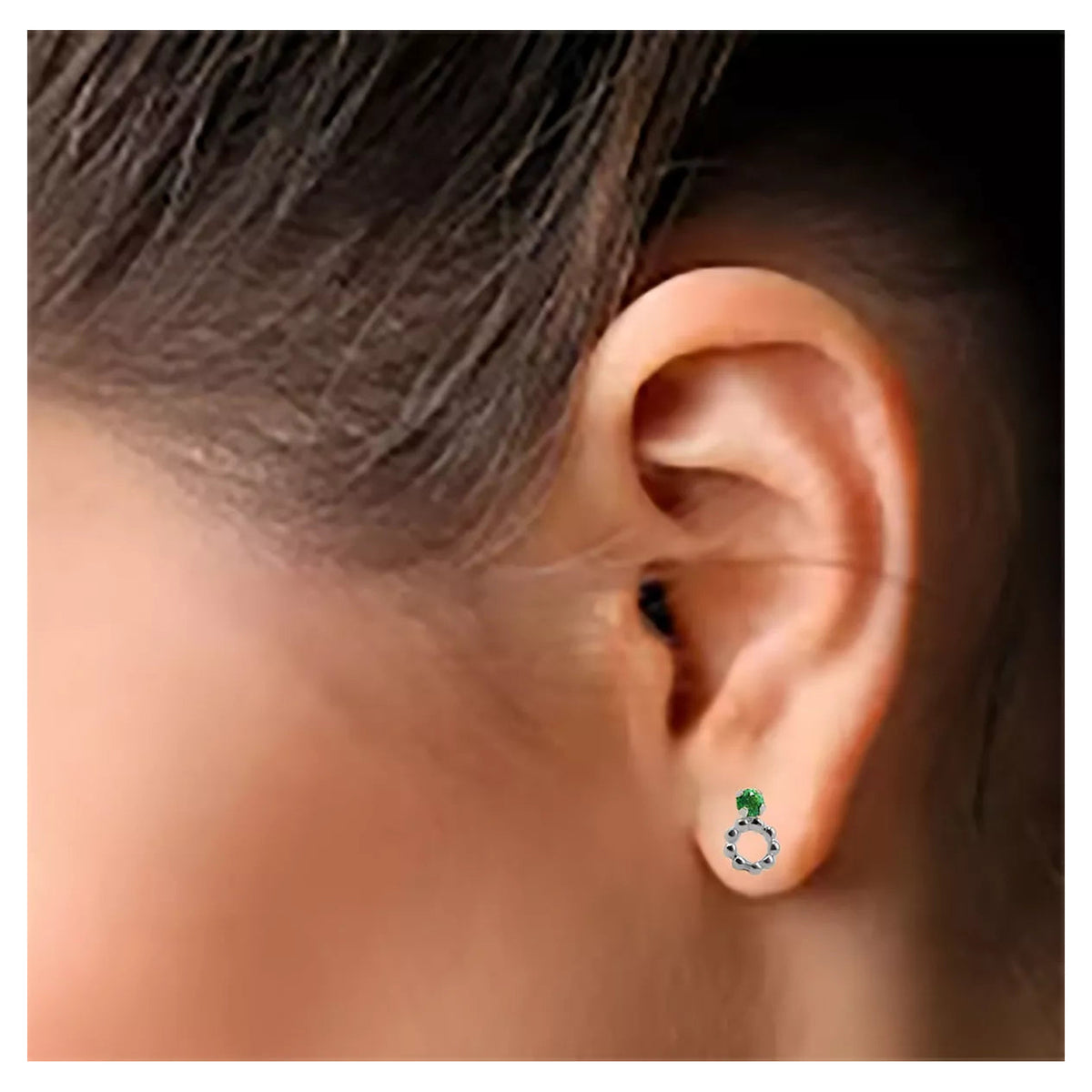 Aretes en oro blanco 18k, en modelo – Renue Joyería Bogotá