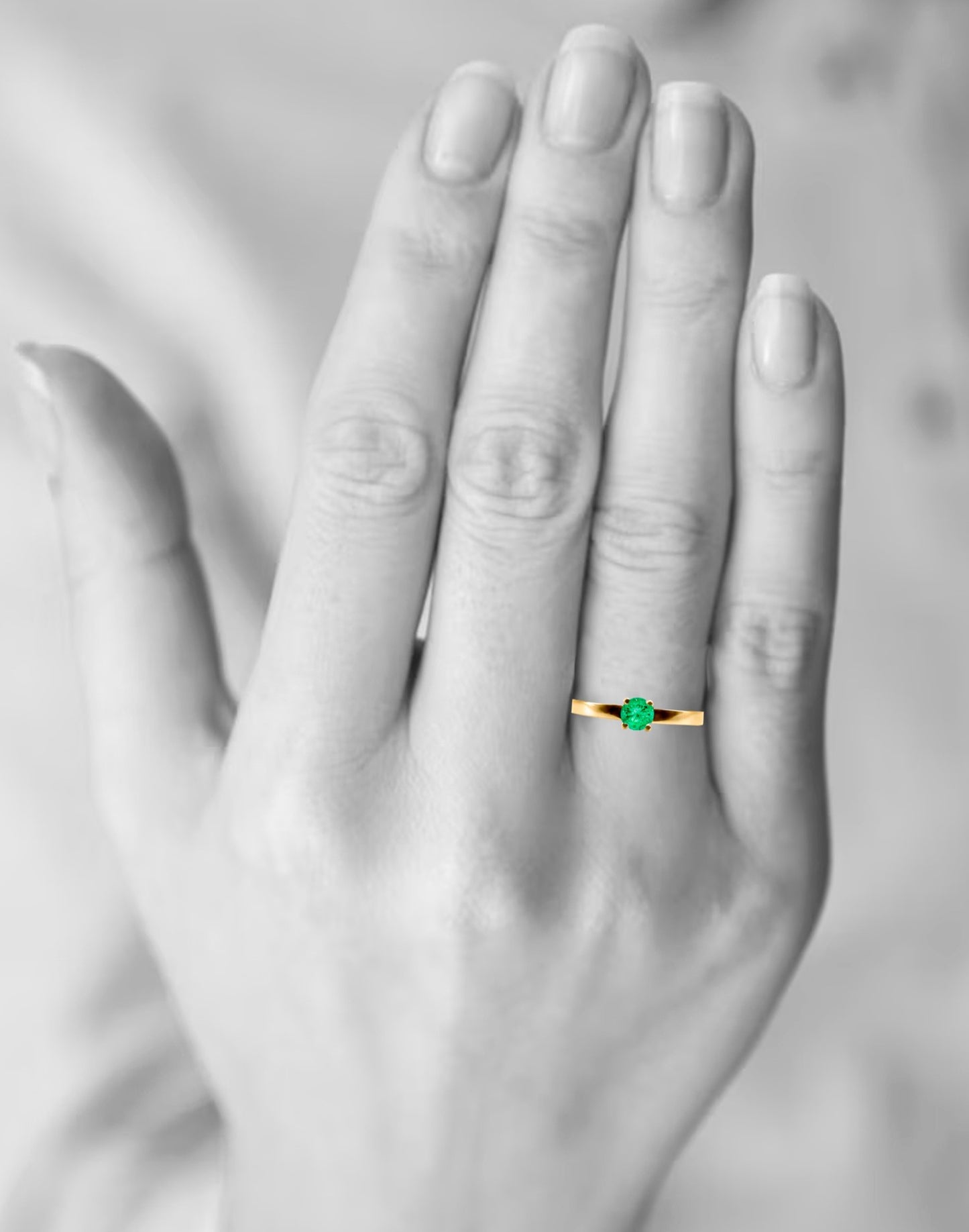 Anillo De Compromiso En Oro Con Esmeralda De 4mm