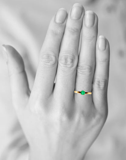 Anillo De Compromiso En Oro Con Esmeralda De 4mm