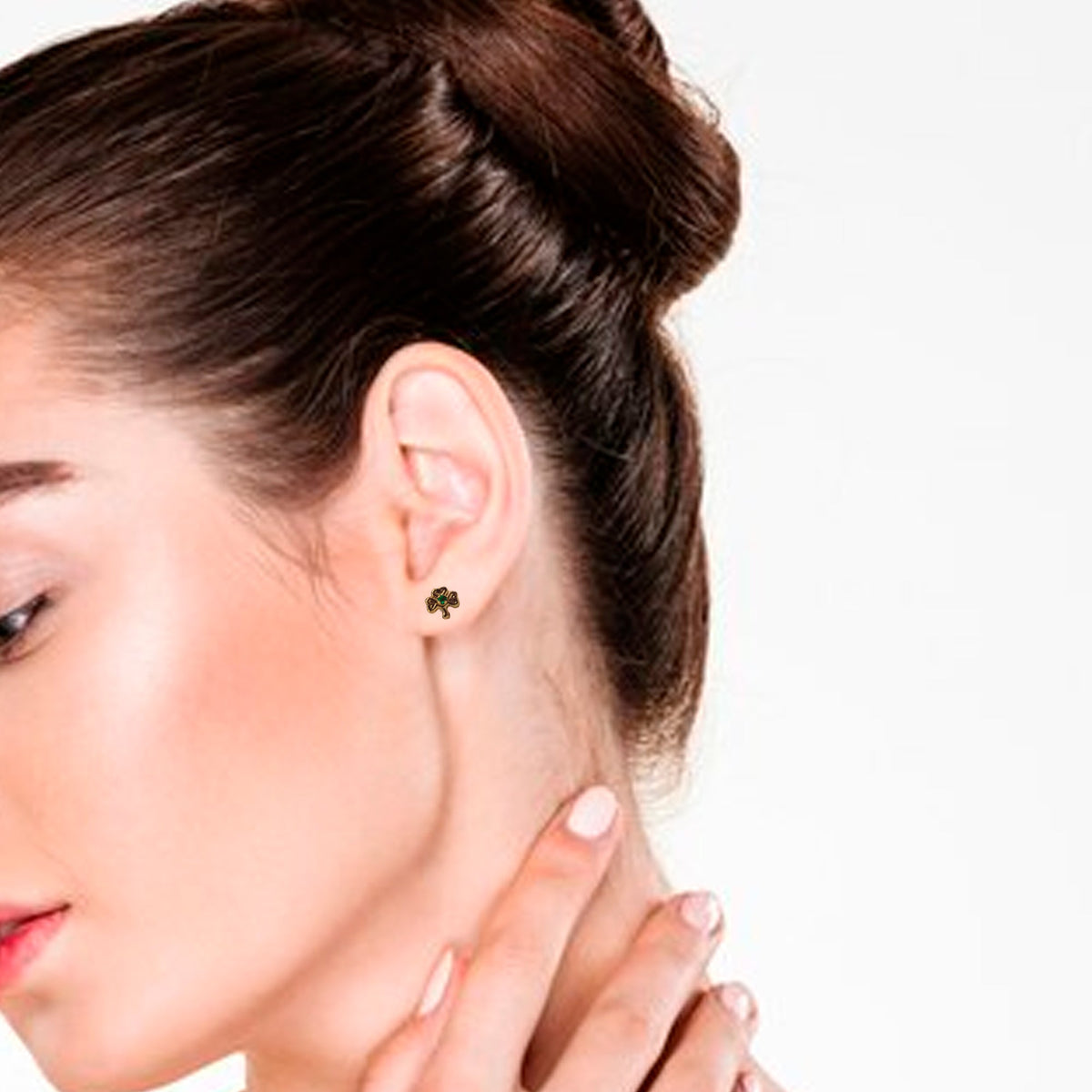Topos de trébol en oro amarillo 18k, en modelo – Renue Joyería Bogotá